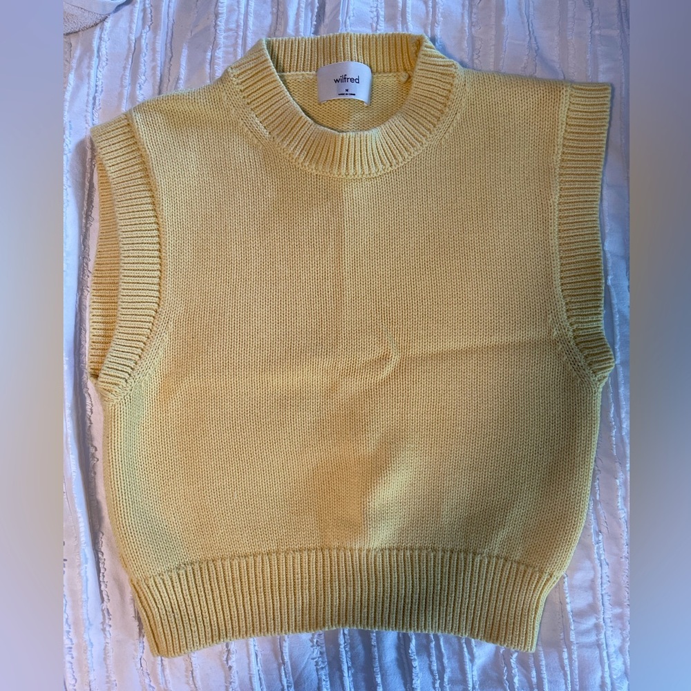 Cute Wilfred sleeveless sweater. Great for summer with denim shorts or jeans.